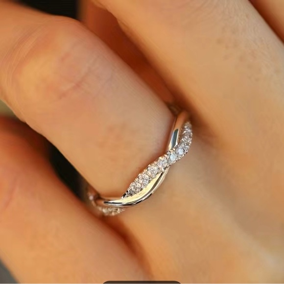 NWT women’s Cubic Zirconia Twisted Ring - Picture 3 of 7